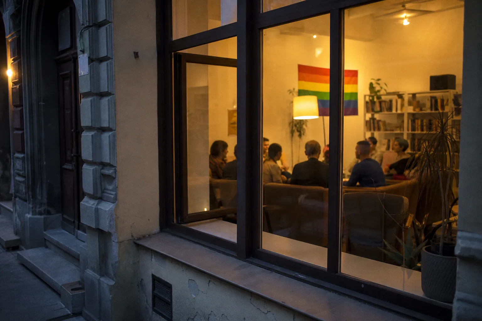 Kluby książki queer: trzy drogi do tęczowej literatury