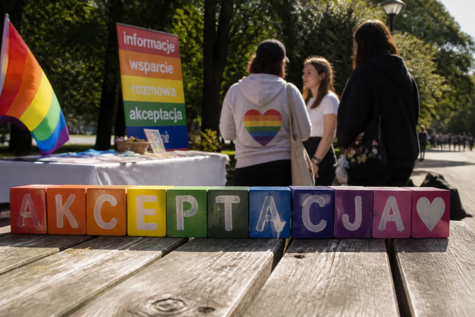 Stoisko informacyjne czy debata: lokalna edukacja LGBT