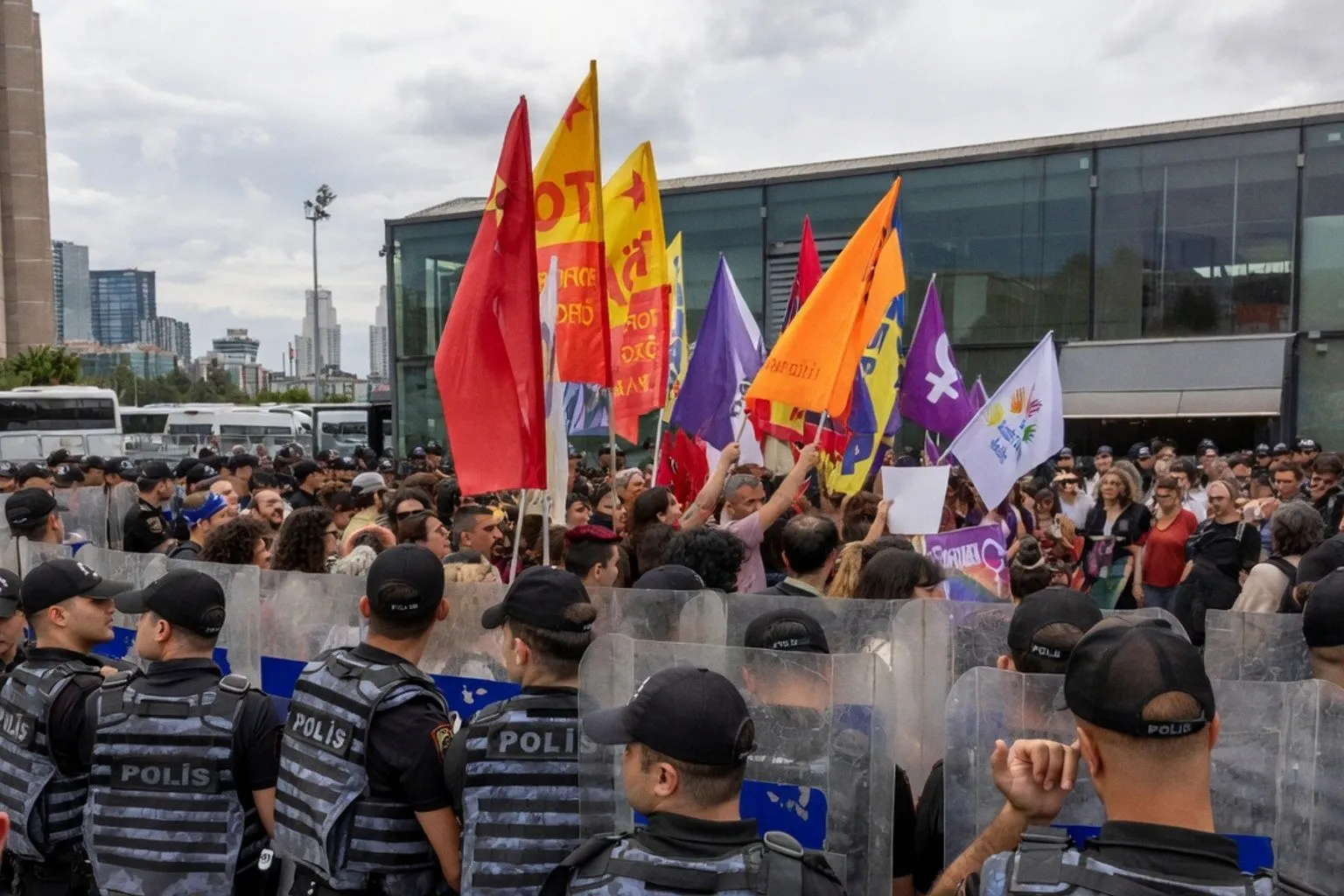 Sytuacja osób LGBTQ+ w Turcji: masowe zatrzymania i projekt ustawy o penalizacji