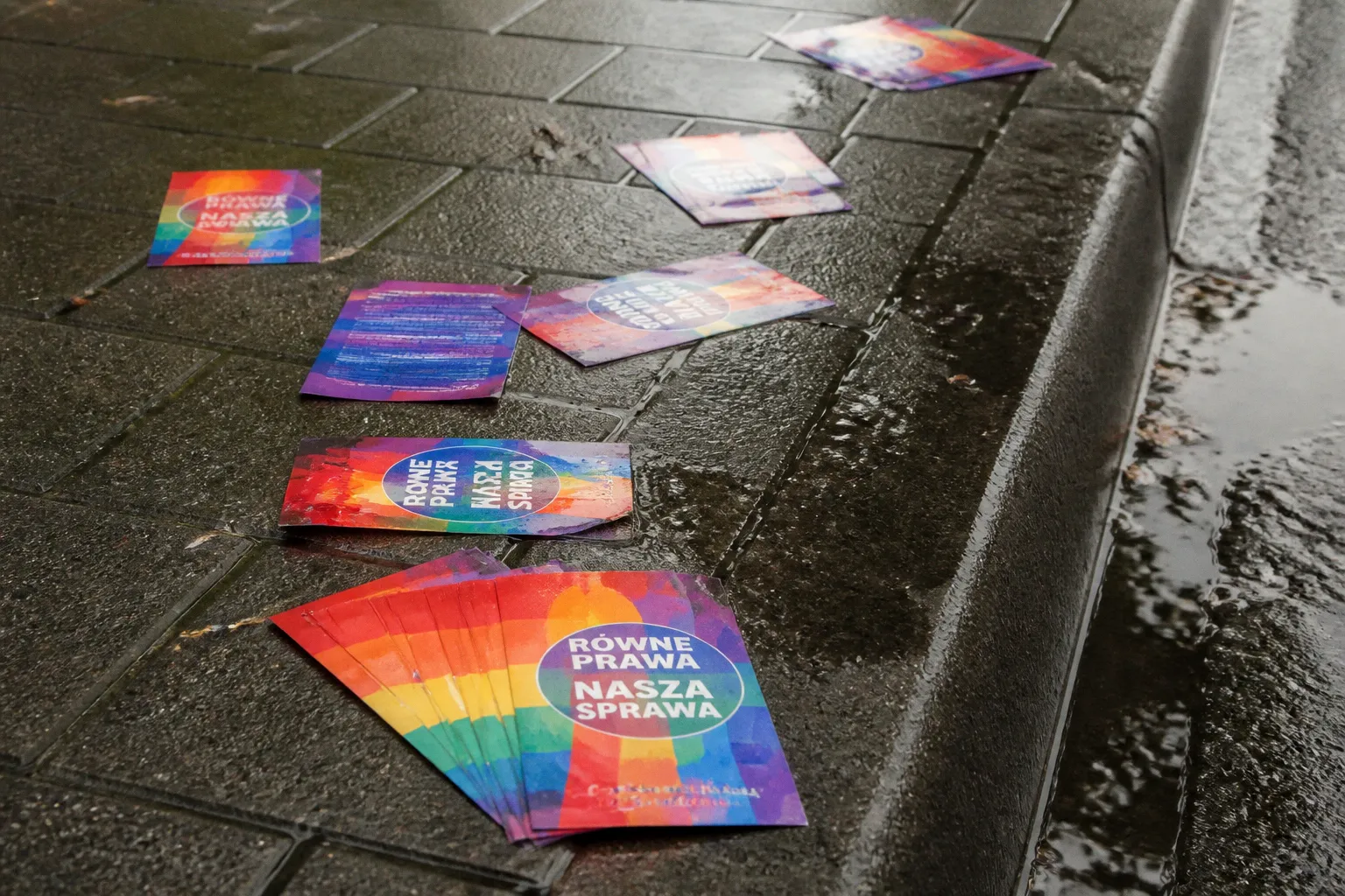 Tęczowe ulotki na ulicy: kiedy trzeba zgłosić akcję?